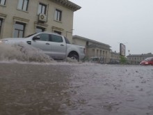 Дъждовете наводниха къщи и затвориха пътища у нас