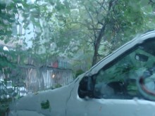 Невиждан порой с градушка удари Карловско, пожарникари отводняват къщи
