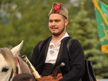 Абитуриентът с хайдушката премяна отказал костюм от Белгия