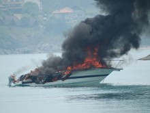 Огън в морето! Нищо не остана от тази яхта, запалила се на пристанището в Царево!