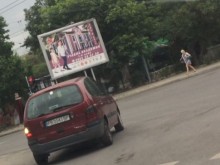 Млада жена навлезе в насрещното, не отлепи телефона си от ушенцето
