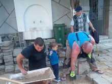 Голямо браво! Асеновградчани запретнаха ръкави, сами ремонтираха улицата си
