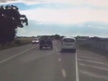 Лудост на път в Пловдивско! Не правете като този!