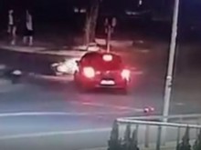 Ексклузивно видео! Автомобил блъсна моторист на кръстовището на бул. "Руски" и "Гладстон"