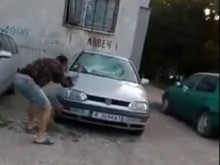 Шокиращо видео! Мъж потроши с брадва автомобил пред блок