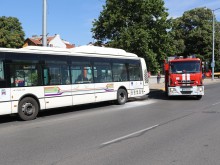 Ексклузивно: Автобус от градския транспорт се запали в движение в центъра на Пловдив!