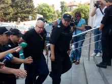 Шведският бияч на камериерки промърмори в съда: С брат ми имаме 30 000 лева