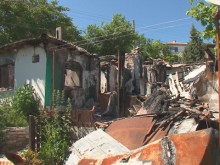 Майка и дъщеря от Балчик може да останат без дом