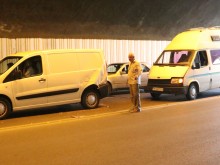 Камера заснела криволичещия само на задна гума моторист преди сблъсъка в Тунела?