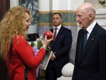 Беновска подари ябълка и на Симеон Сакскобургготски