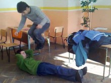 Брутално видео! Ритат, бият и скачат върху ученик в класната стая! (18+)
