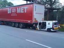 Автомобил се вряза в ТИР, шофьорът загина на място
