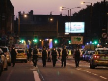 Бус се вряза в пешеходци пред джамия в Лондон, има загинал