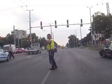 Спряха движението по оживен пловдивски булевард, за да изтеглят катастрофирала кола