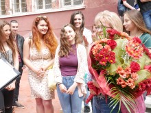Единадесетокласници от Пловдив просълзиха любимата си учителка!