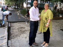 Продължава изграждането на нови тротоари в "Тракия"
