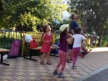 Ненормалник хвърли "бомба" с вряла вода върху деца, вдигали много шум