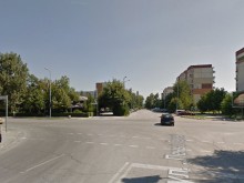 Автобус едва не връхлетя върху майка с количка