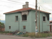 Изгорялата къща на многодетното семейство от Ягодово вече с нов покрив