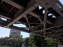 Камион се заклещи под мост в Пловдив