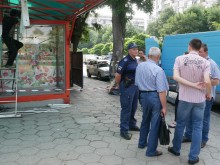 Започна премахването на заведение за банички и пици в центъра на Пловдив