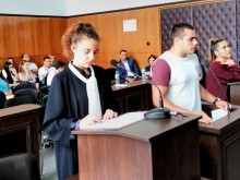 Десетокласници от Пловдив "осъдиха" свой съученик за марихуана