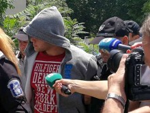 Нападателят на слепи туристи крие лицето си с качулка, майка му и леля му го бранят в съда