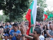 Протестиращи опитаха да пробият кордона от полицаи, тръгнаха към ромската махала