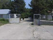 Деца стигат до плажа по обиколен път заради частен имот