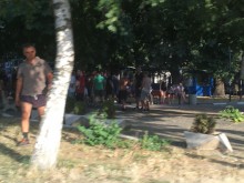 Хората се събират вече за протеста в Асеновград, полицията ги пребърква