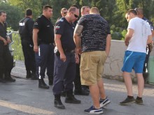 Протестиращите преминават през полицейски кордон, без лични карти не пускат на протеста