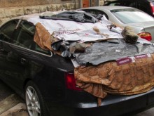 Русенец опакова колата си нестандартно, за да я запази от градушки
