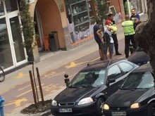 Блъснаха велосипедист по "Васил Априлов"! Очевидец: Налетяха да се бият