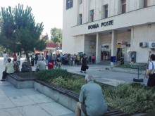 Стълпотворение пред Централна поща в Пловдив тази сутрин