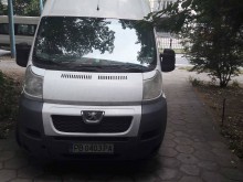 Този май си мисли, че е на село