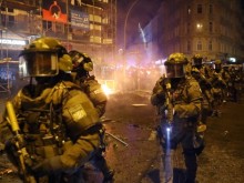 Тежка нощ в Хамбург: Над 100 задържани демонстранти, повече от 200 ранени полицаи
