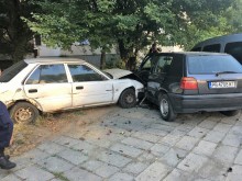 Само в Plovdiv24.bg: Автомобил помете 4 коли на паркинг в "Тракия"! Очевидец: Шофьорът беше видимо пиян!