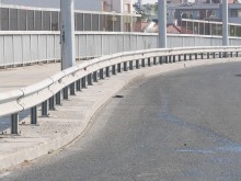 Моторист катастрофира на пловдивски надлез, стана и си тръгна