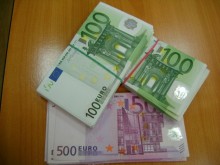13-годишно момче раздаде хиляди евро на случайни минувачи