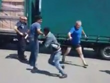 Лют гняв: Наш тираджия гони с прът чернокож мигрант край Кале
