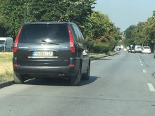 Изоставена в най-лява лента кола озадачи шофьори в Пловдив