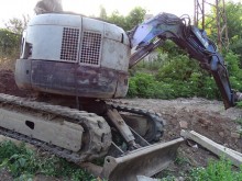 Багер затисна мъж и дете в благоевградско село, малчуганът е в тежко състояние