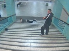 Пак в берлинското метро: Ритнаха мъж по стълбите, кой е извършителят?