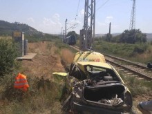 Влак блъсна такси с две проститутки, пътували към адрес