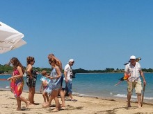Жестоко! Скубят перата на папагалите по морето за сувенири на туристите