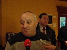Георги Гергов проучва документацията на Локомотив