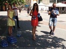 Младежи помогнаха на хората по Главната в жегата