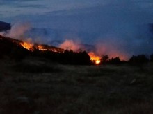 Не се знае каква е причината за пожара край Стара Кресна, надяват се на дъжд