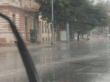 Дъжд вали над Пловдив, температурата падна с близо 20 градуса