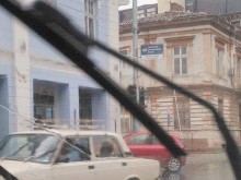 Издирват МПС, замесено в зрелищното ПТП, при което кола се вряза в знакова сграда в Пловдив!